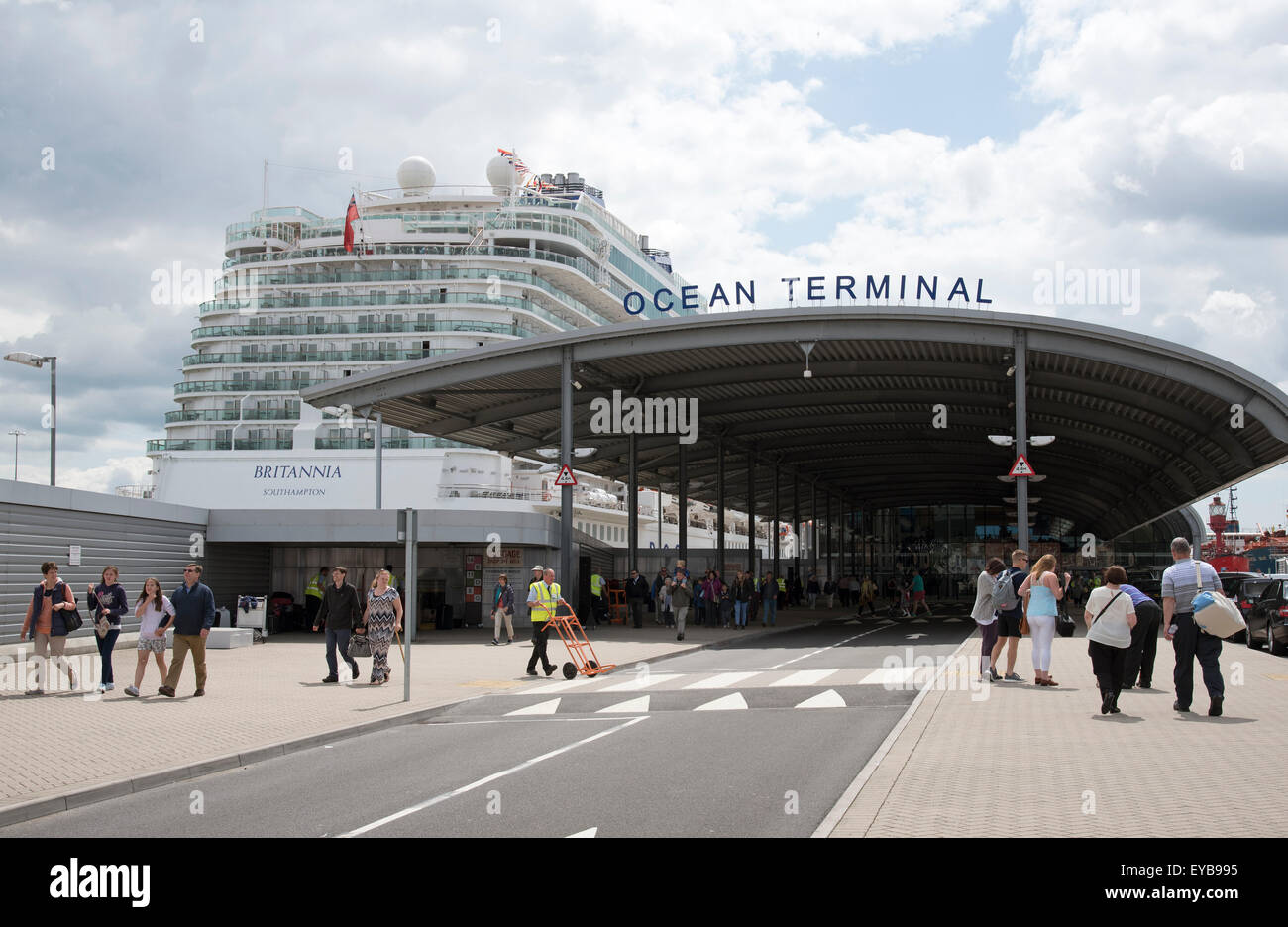 La nave di crociera a fianco di Ocean Terminal e i passeggeri in arrivo Southampton Docks England Regno Unito Foto Stock