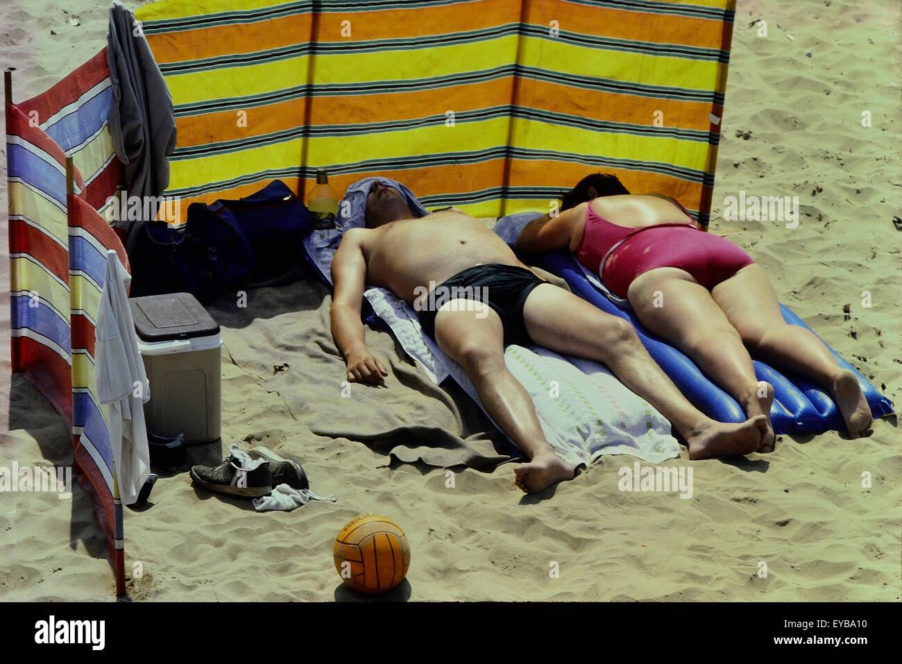 I turisti britannici a prendere il sole sulla spiaggia di Margate. Kent. In Inghilterra. Regno Unito Foto Stock