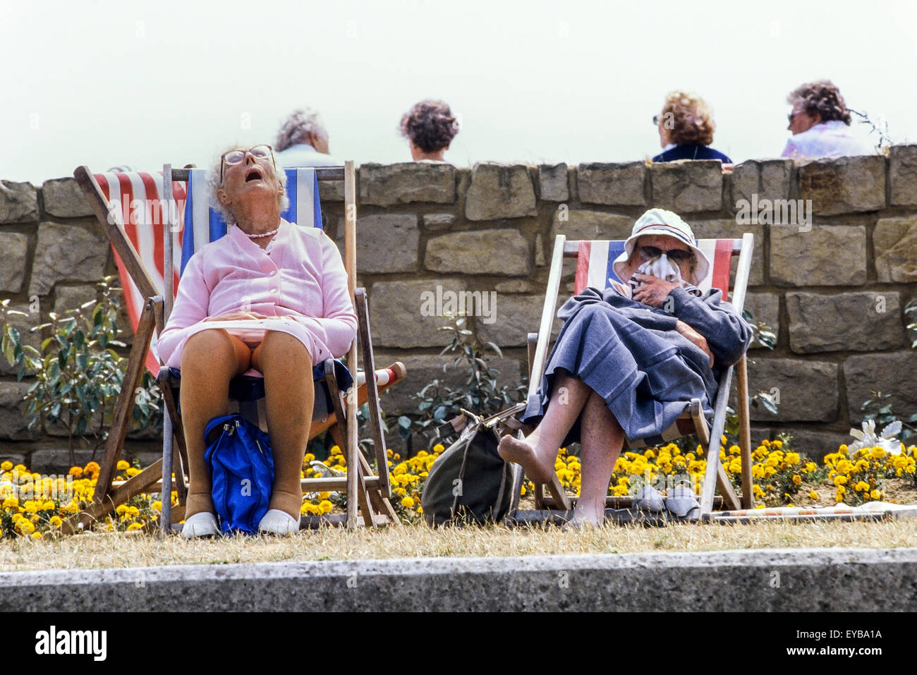 Due anziane signore in sedie a sdraio. Skegness. Lincolnshire. In Inghilterra. Regno Unito Foto Stock