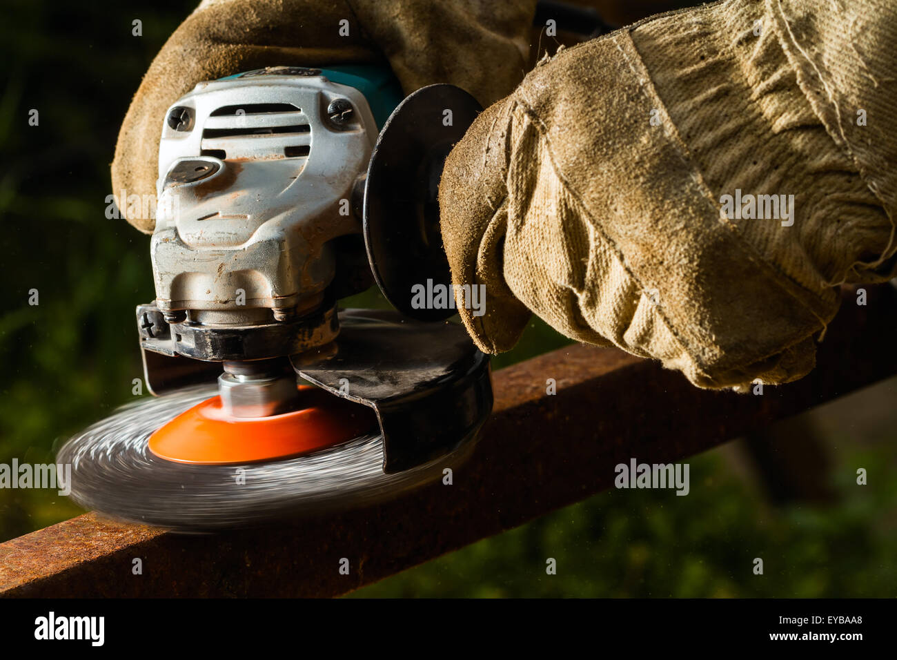 Pulizia tubo quadrato dalla macchina di molatura con spazzola metallica  Foto stock - Alamy