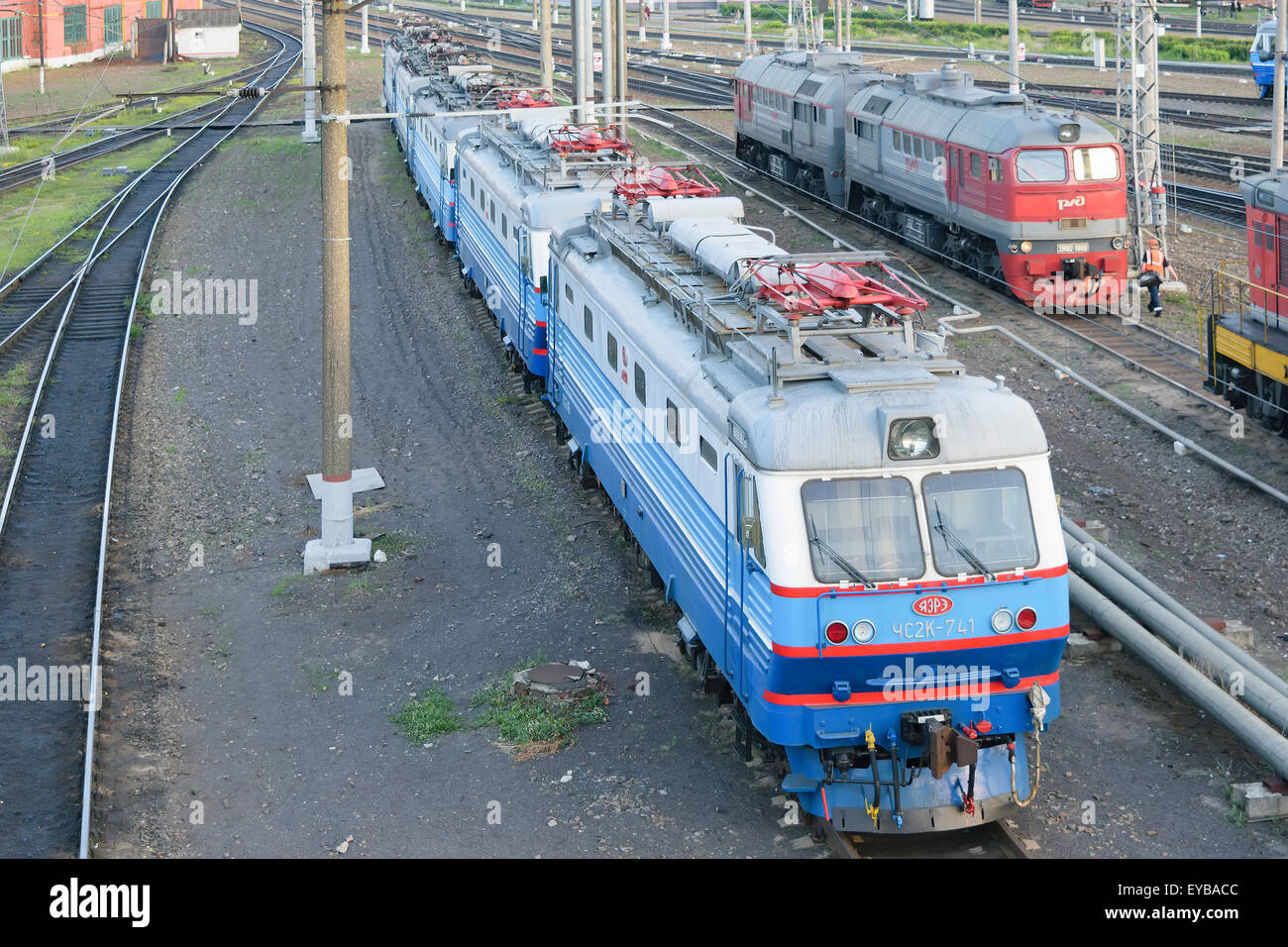 Tipo elettrico CHS2K-741 è sulle piste in corrispondenza di una stazione ferroviaria. Vista superiore della parte anteriore lato destro Foto Stock