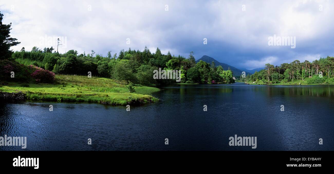 Ballynahinch, Connemara, Co Galway, Irlanda; lago con dodici Bens nella distanza Foto Stock