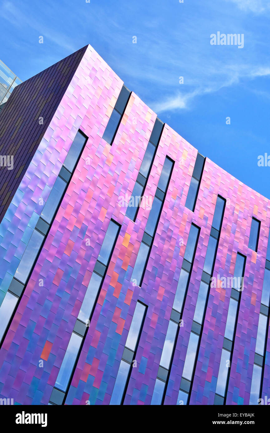 Configurazione astratta del rivestimento colorato e pannelli di vetratura riflettendo la luce dal cielo luminoso su aloft W Hotels edificio nei Docklands di Londra Inghilterra REGNO UNITO Foto Stock