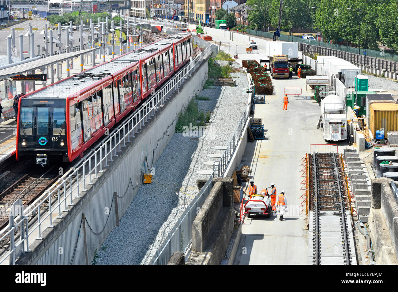 Crossrail treno tracce essendo appoggiato accanto esistenti treni DLR brani sul Canary Wharf a Abbey Wood linea di derivazione denominata linea di Elizabeth Foto Stock