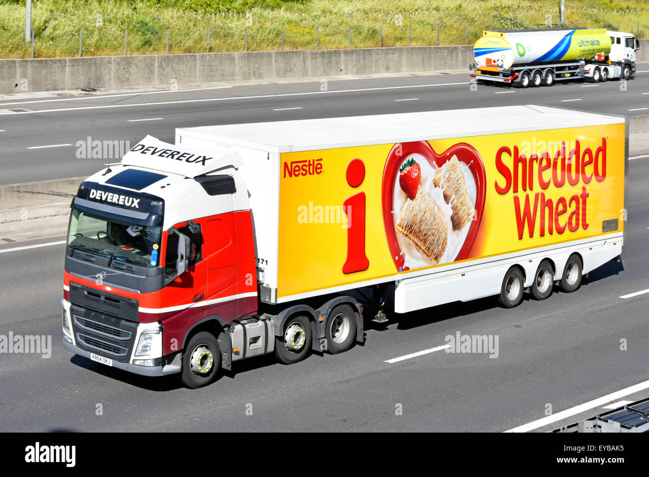 Nestlé Shredded frumento annuncio su rimorchio articolato catena alimentare distribuzione logistica hgv autocarro autocarro percorrendo l autostrada del Regno Unito Foto Stock