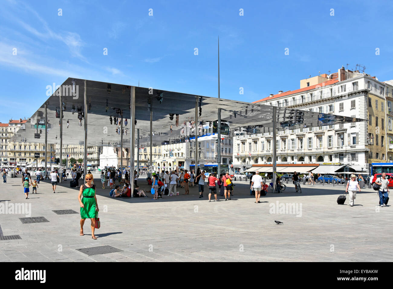 Marsiglia Francia Vieux Port stazione della metropolitana sign & Ombriere specchio con People & immagine riflessioni sotto Norman promuove la tettoia nel vecchio porto di Marsiglia Foto Stock