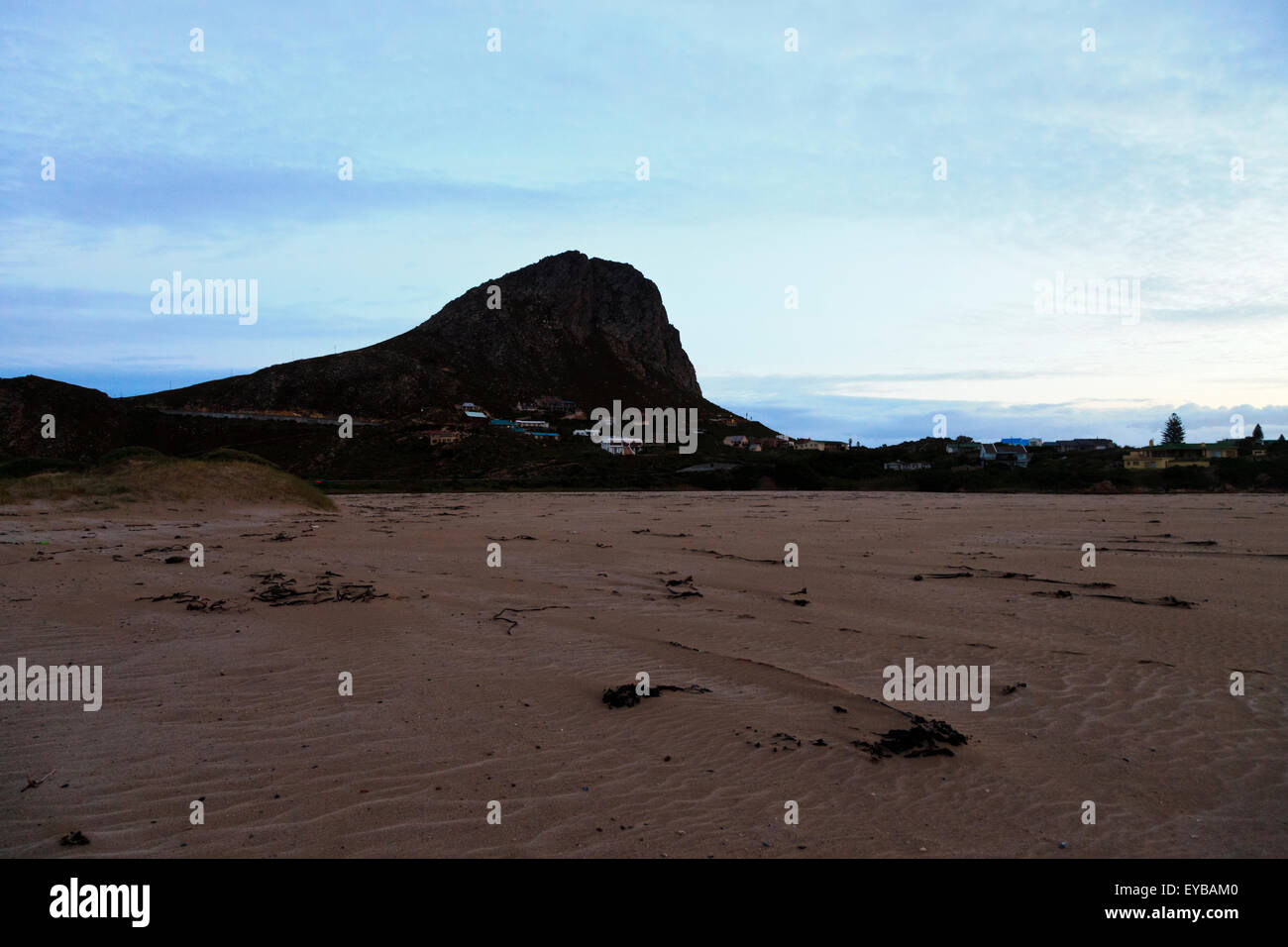 Klein-Hangklip montagna sul lato orientale della Baia di False come visto da Rooi-Els, Sud Africa Foto Stock