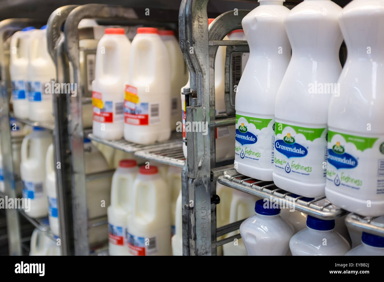 Il latte sul display del supermercato fresco scaffalatura Foto Stock