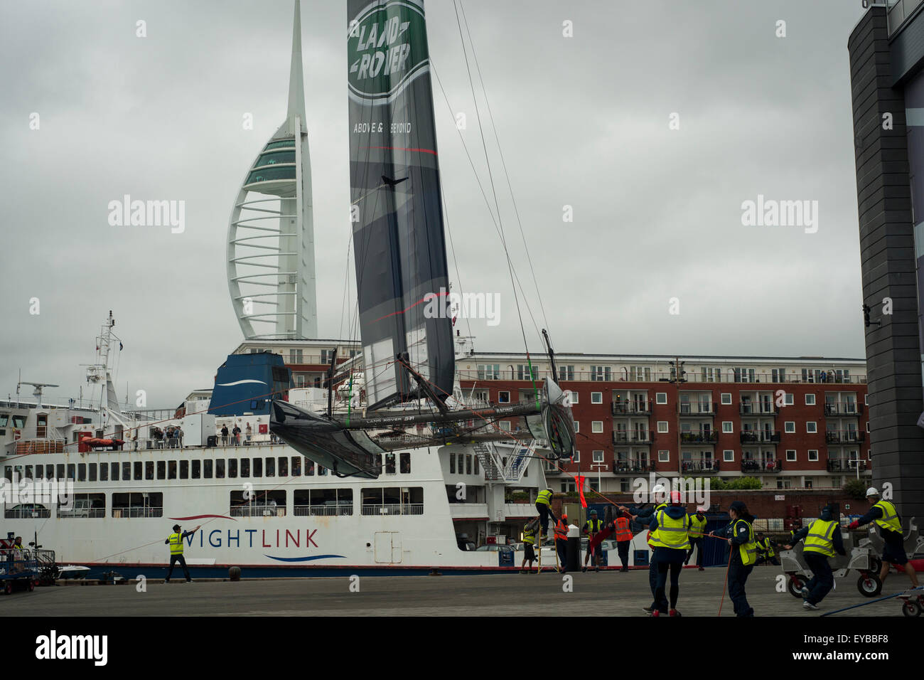 Portsmouth, Regno Unito. 26rd Luglio, 2015. La Louis Vuitton America's Cup World Series di Portsmouth. Sir Ben Ainslie's Land Rover BAR, Regno Unito barca challenger sollevato al di fuori dell'acqua dopo racing annullato a causa del forte vento. Credito: Rob Wilkinson/ Alamy Live News Foto Stock