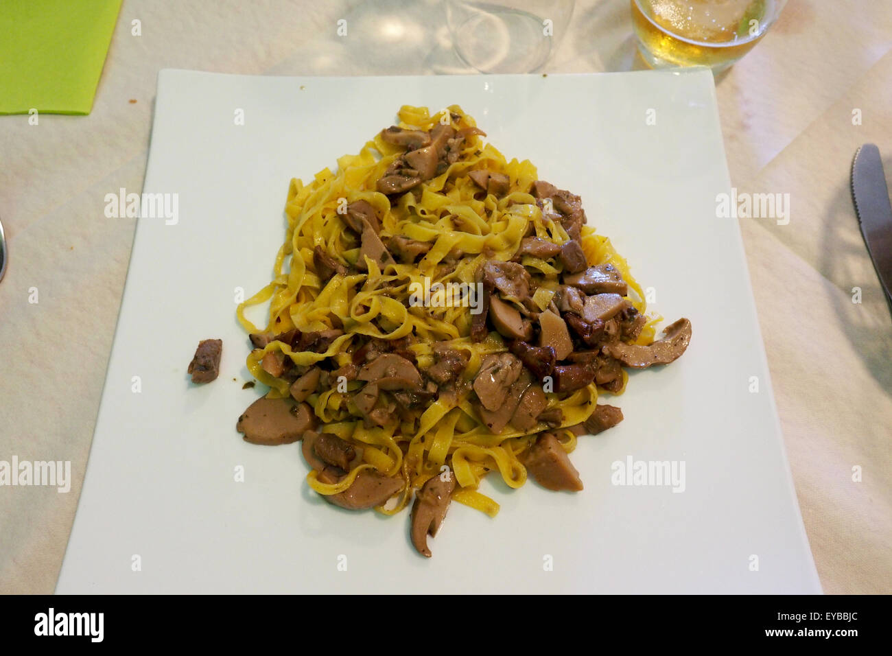 Piatto di tagliatelle ai funghi. Foto Stock
