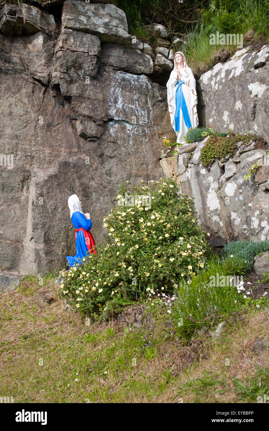 Madonna statua nella grotta rocciosa a Northbay, Barra, Ebridi Esterne, Scotland, Regno Unito Foto Stock