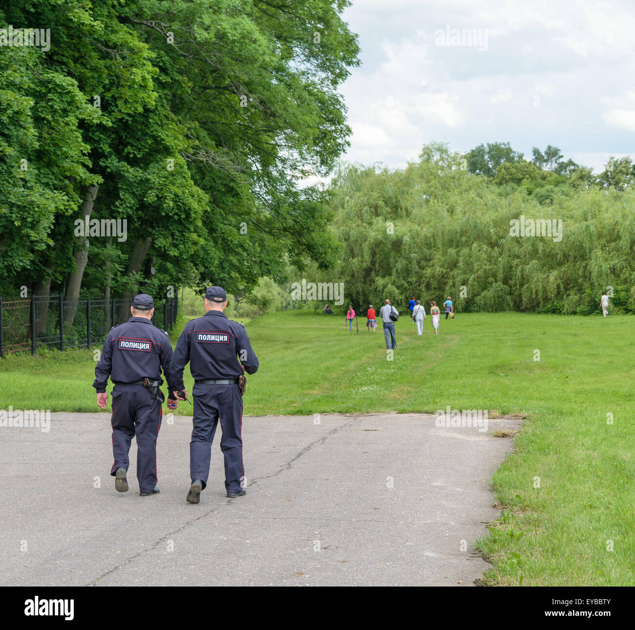 Due ufficiali della polizia pattugliano il parco di ricreazione. Foto Stock