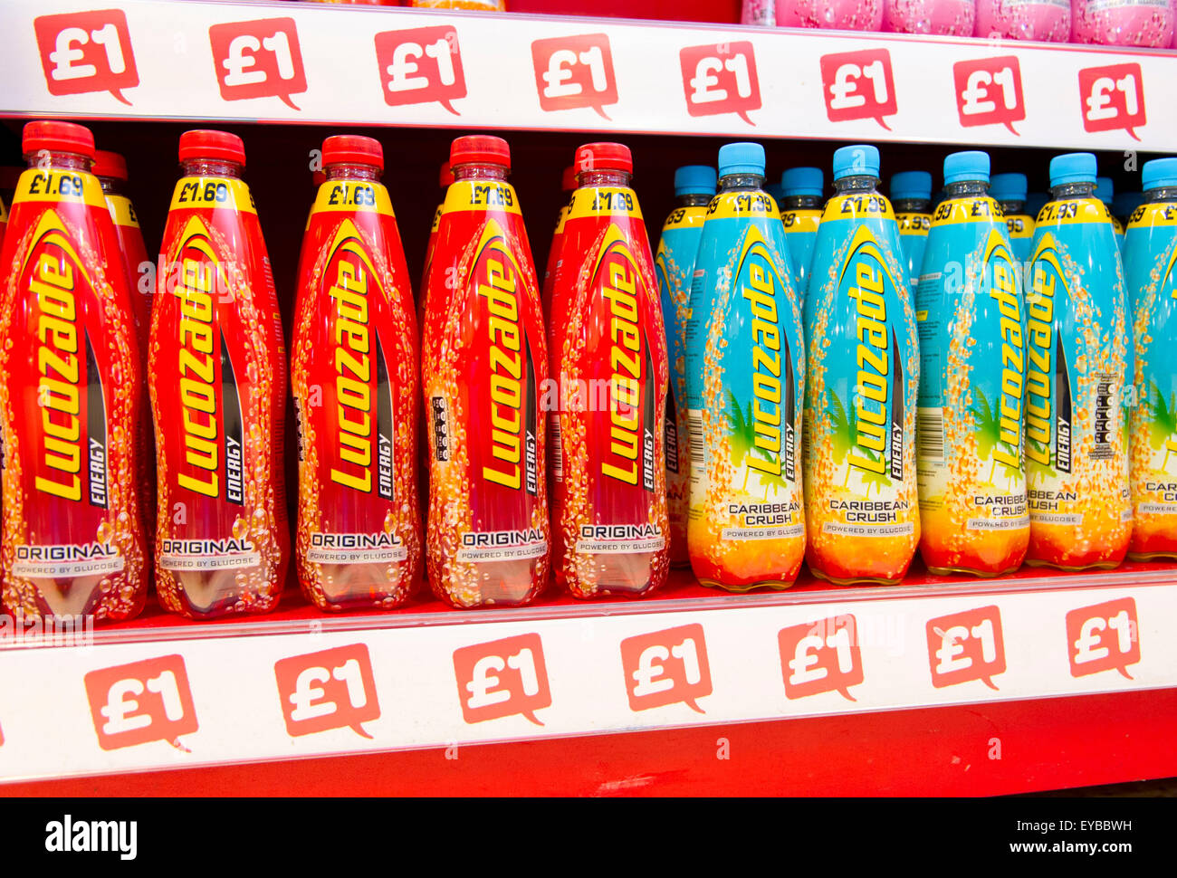 Lucozade vendita bevande per £1. I medici rivendicazione bevande zuccherate sono una delle principali cause di obesità e diabete. Foto Stock