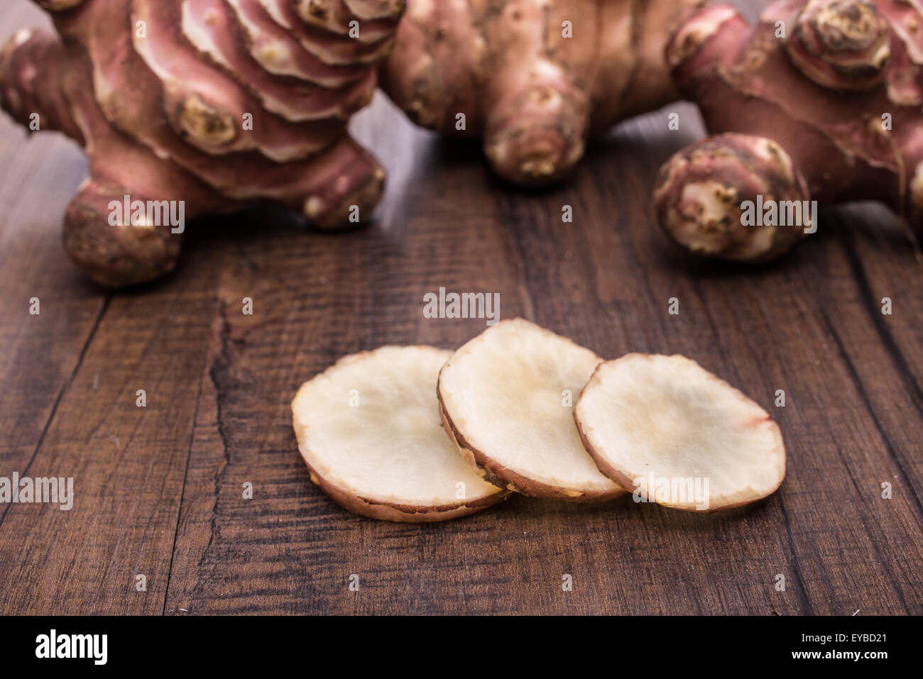 Fette di greggio del vegetale topinambour Foto Stock