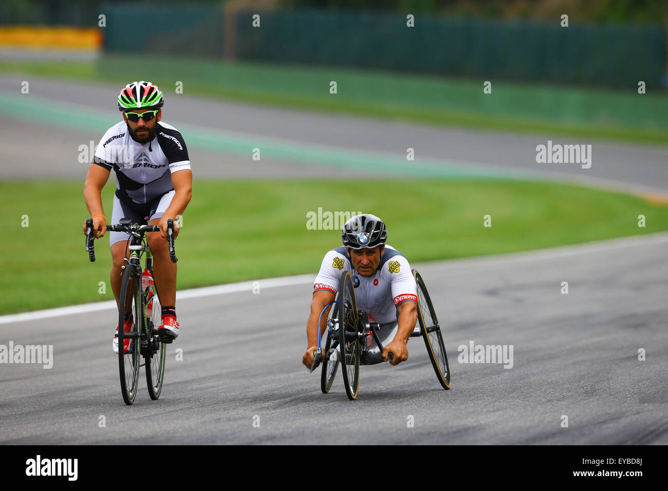 Spa Francorchamps, Francia. Il 24 luglio, 2015. Un appositamente adattati a mano azionato di moto è dimostrato da Alex Zanardi, che gareggiava contro Timo Glock su una normale bicicletta da corsa. © Azione Sport Plus/Alamy Live News Foto Stock