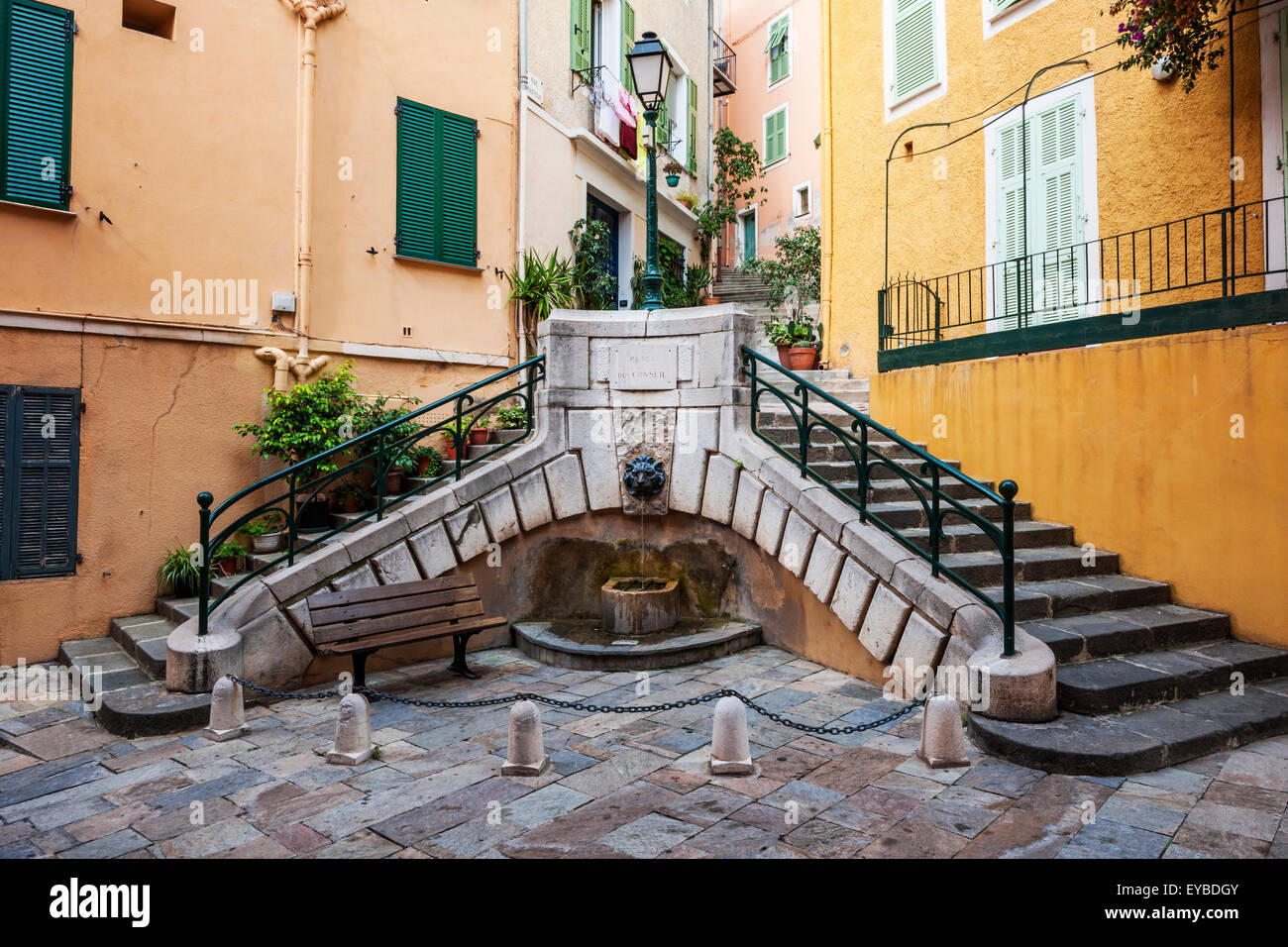 Piazzetta con fontana e Place du Conseil utilizzato per essere il centro del governo locale nella città medievale di Villefranche-sur-Mer su F Foto Stock