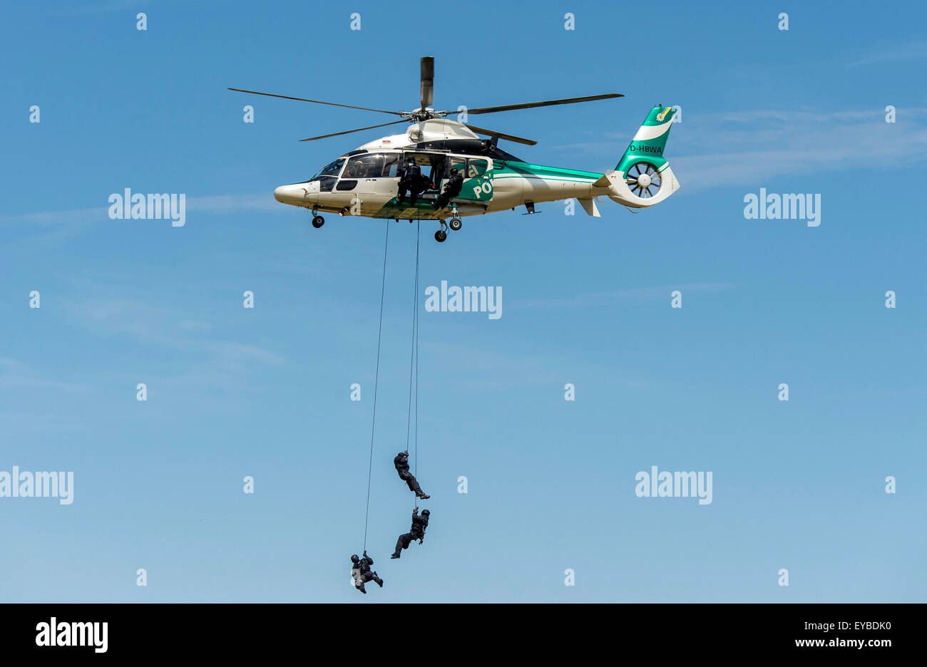 Stuttgart, Germania. 26 Luglio, 2015. Le forze speciali di eseguire un salvataggio con un Eurocopter EC 155 nel contesto dell'evento "50 anni di elicottero della polizia Squadron Baden-Wuerttemberg " a Stoccarda, Germania, 26 luglio 2015. Foto: DANIEL MAURER/dpa/Alamy Live News Foto Stock