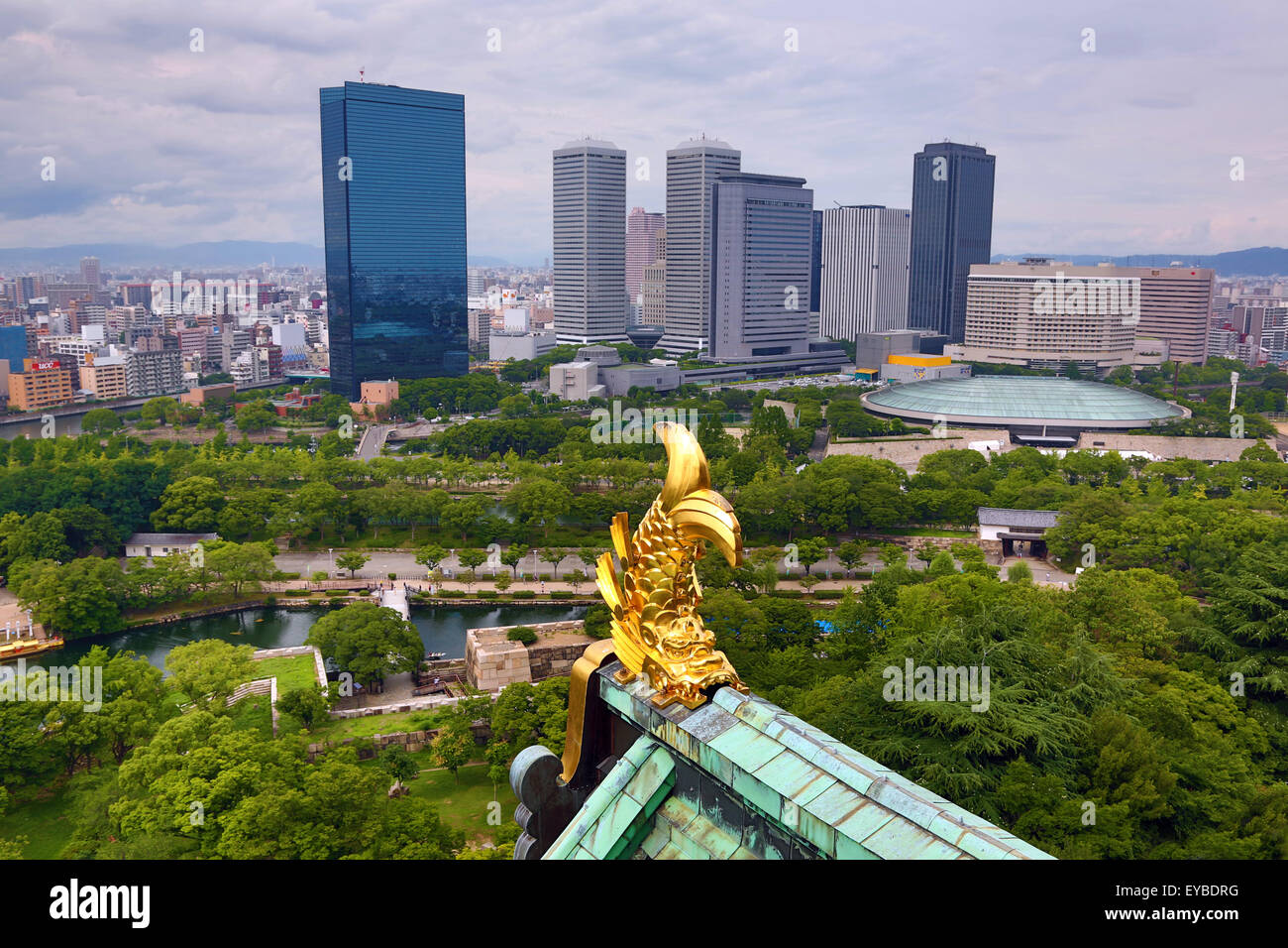 Golden Fish decorazione del tetto sul Castello di Osaka e dello skyline della città di Osaka, Giappone Foto Stock