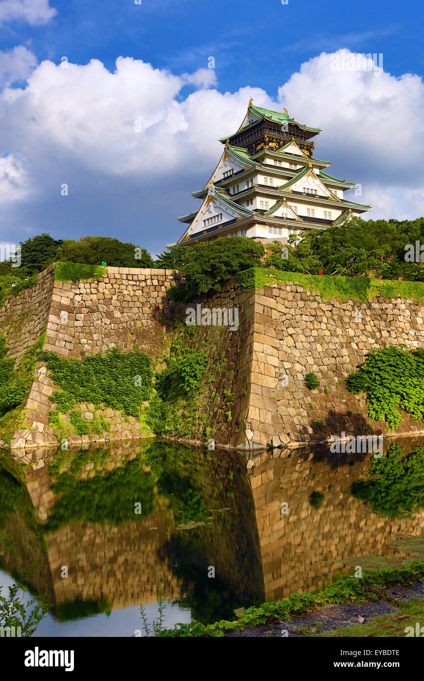 Il Castello di Osaka e bastioni, Osaka, Giappone Foto Stock