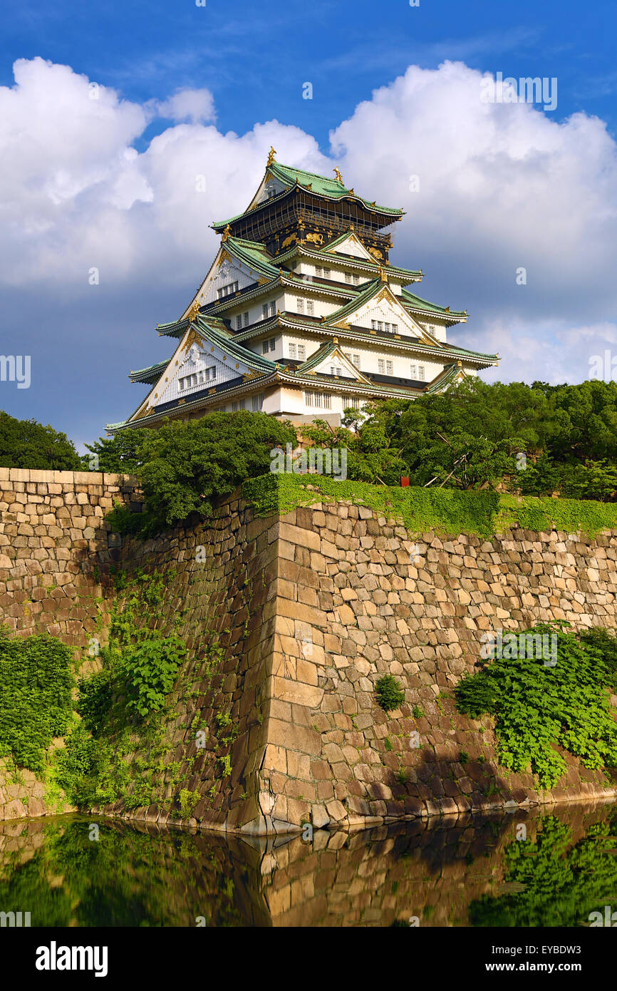 Il Castello di Osaka e bastioni, Osaka, Giappone Foto Stock