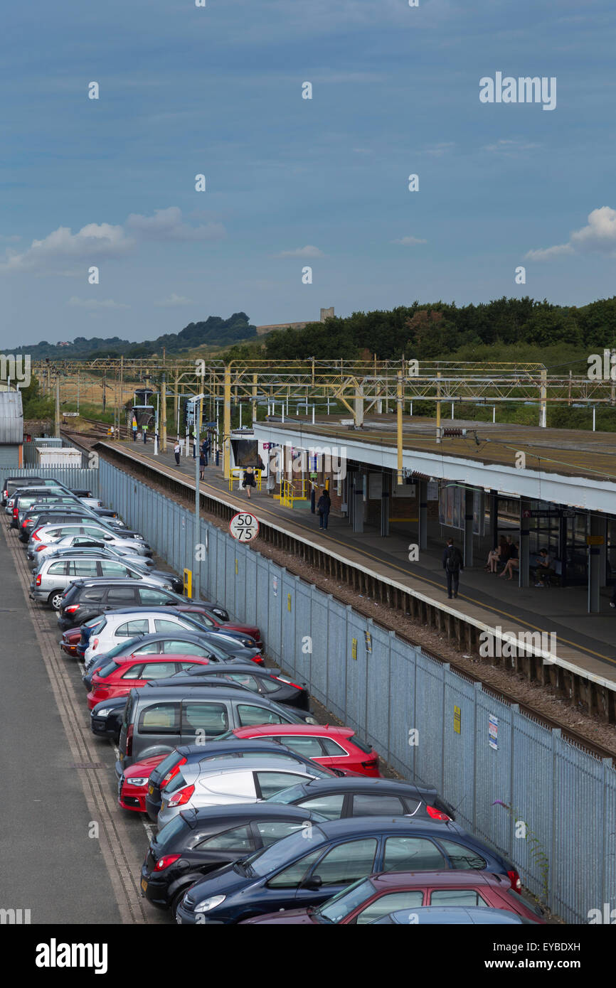 Leigh-on-Sea stazione ferroviaria con le macchine parcheggiate e i passeggeri in attesa di un treno Foto Stock
