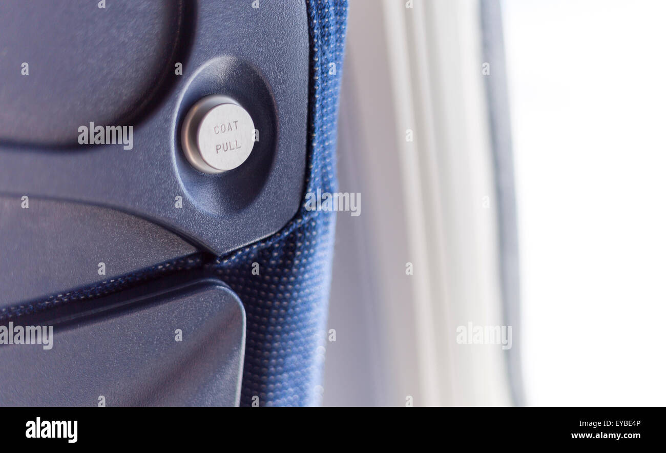 L' Aereo Appendiabiti su un sedile blu. Foto Stock