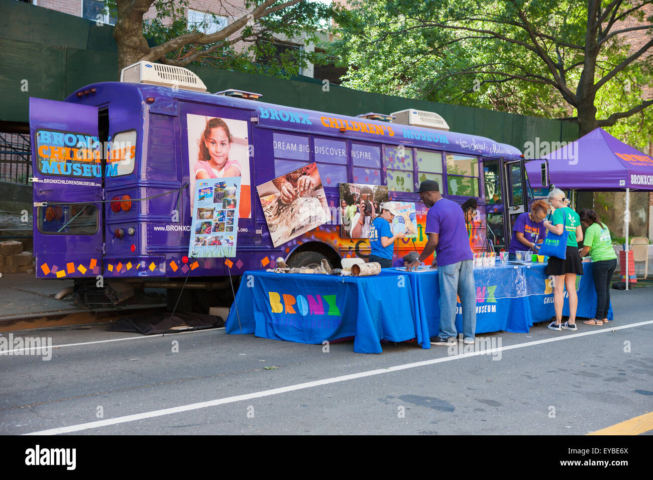 I volontari del Bronx il museo dei bambini in viaggio autobus impostare le attività in alto ponte Festival di New York City. Foto Stock