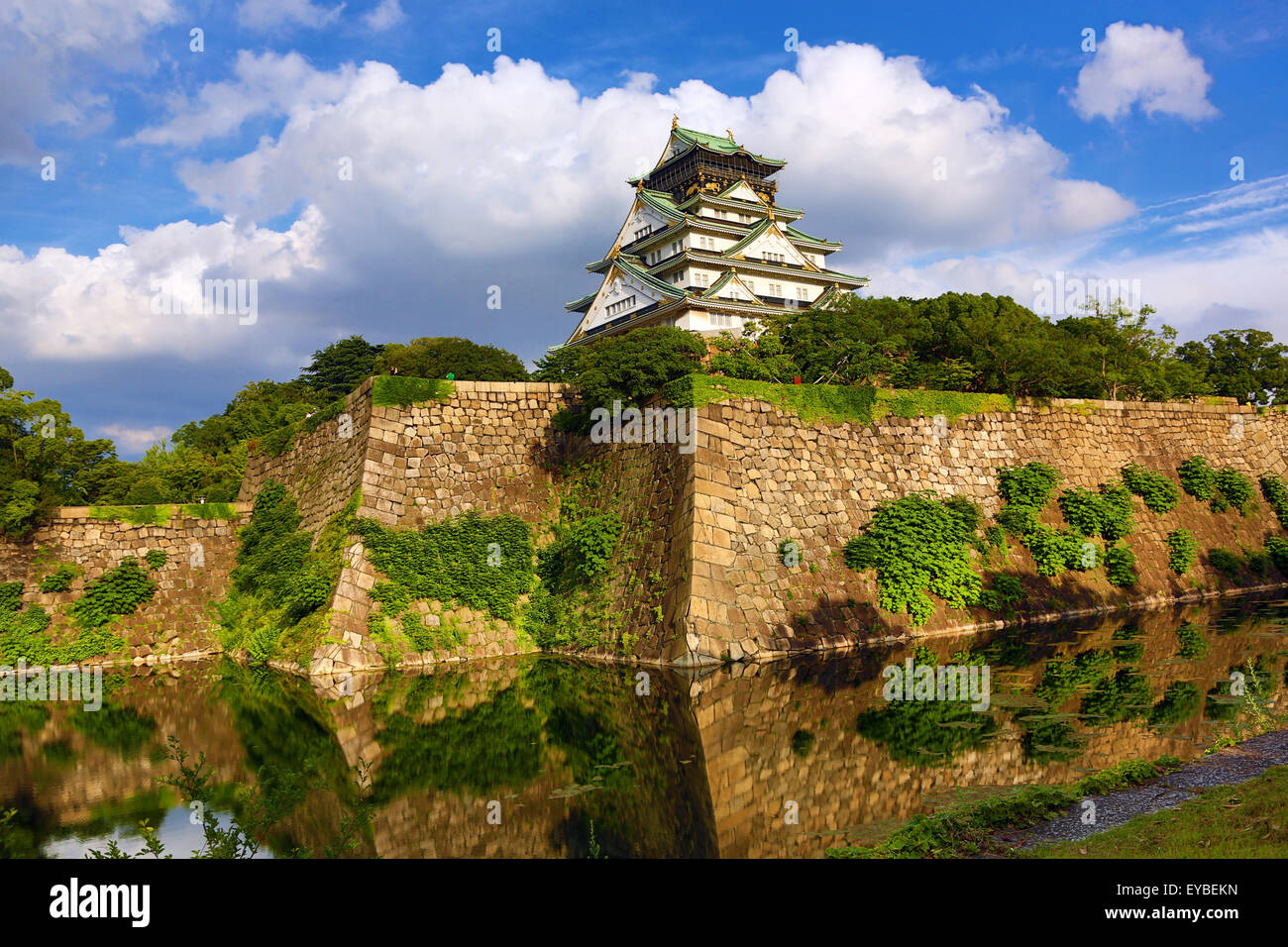 Il Castello di Osaka e bastioni, Osaka, Giappone Foto Stock