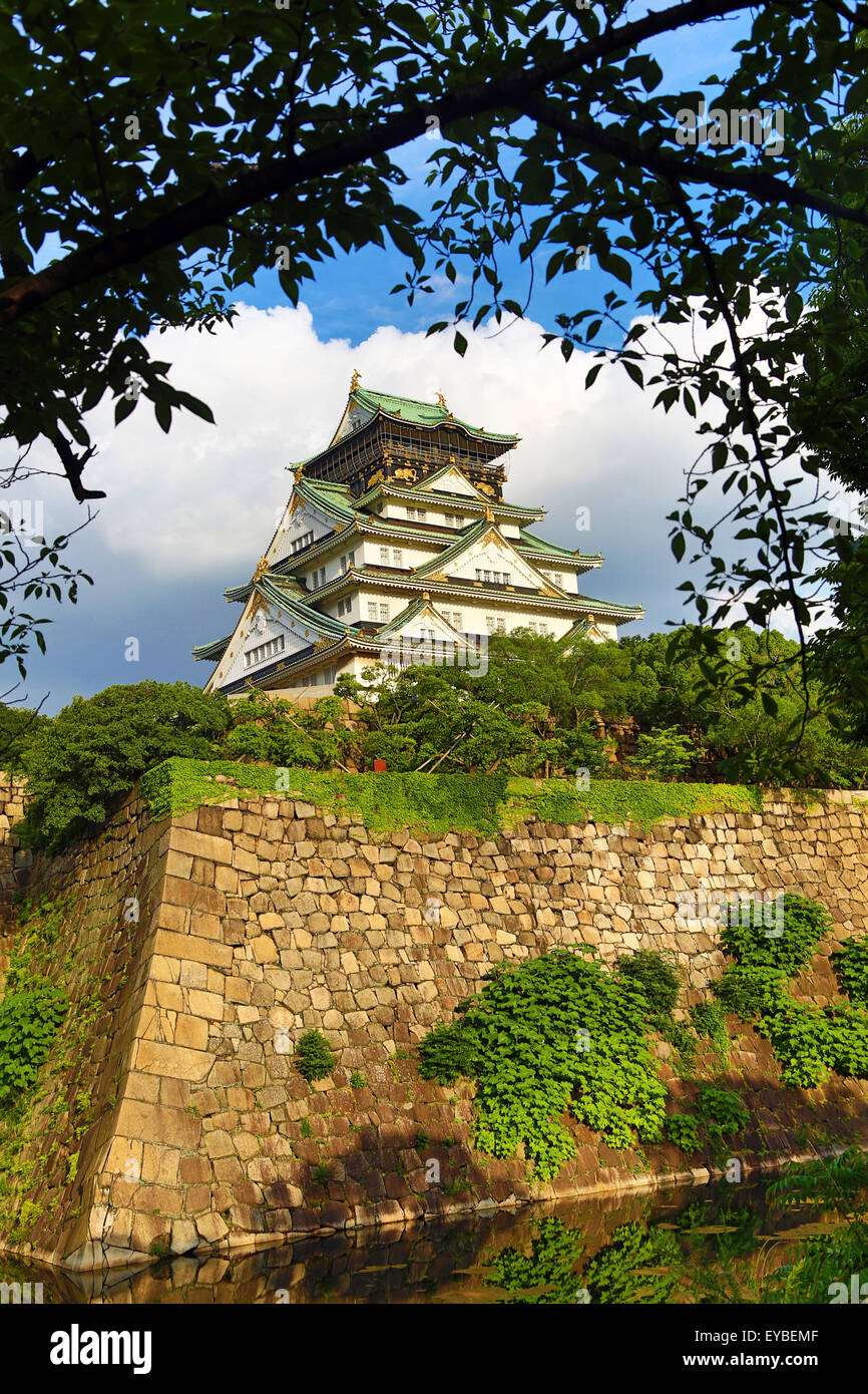 Il Castello di Osaka e bastioni, Osaka, Giappone Foto Stock
