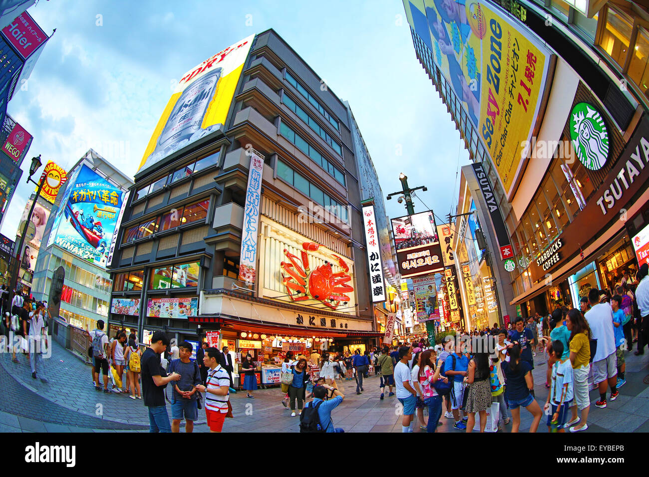 Scena notturna di luminarie e luci al neon su edifici e negozi di Namba di Osaka in Giappone Foto Stock
