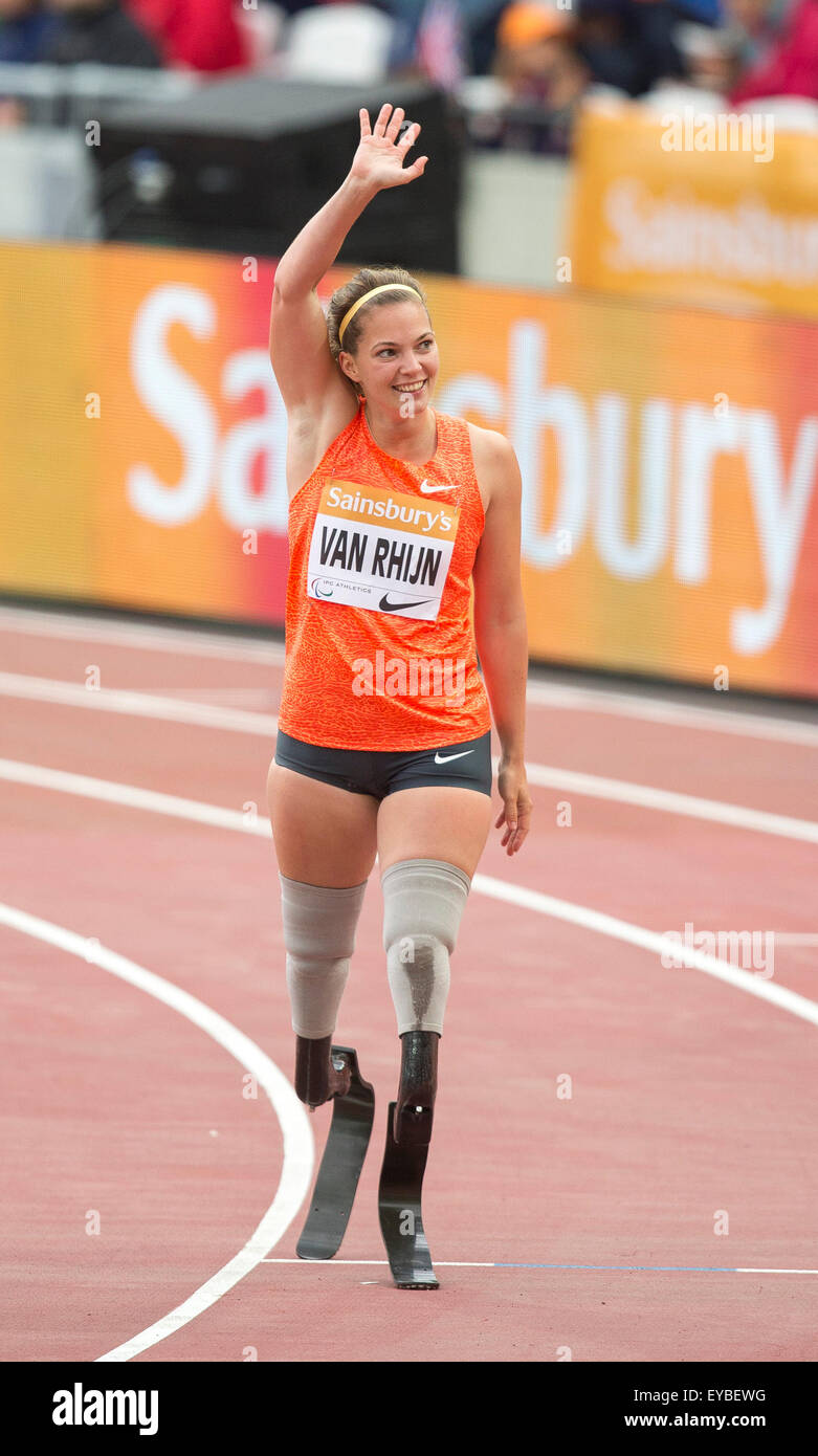 Queen Elizabeth Olympic Park, London, Regno Unito. 26 Luglio, 2015. Sainsburys anniversario giochi. Sainsbury's IPC Grand Prix finale. Una forma d'onda per la folla da Marlou Van Rhijn (NED) dopo la sua vittoria in donne 100m (T44) Credito: Azione Sport Plus/Alamy Live News Foto Stock