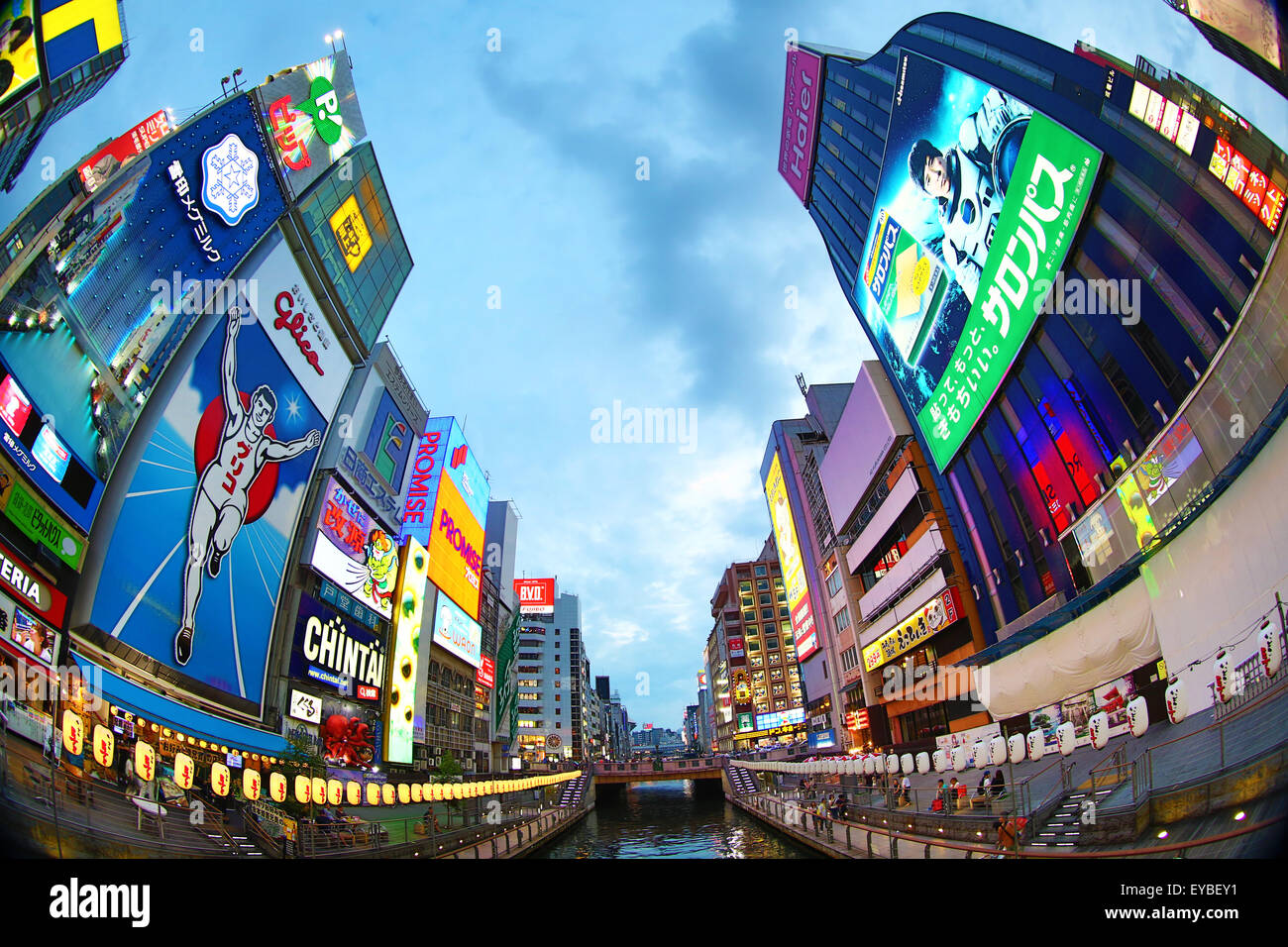 Scena notturna di luminarie e luci al neon su edifici e negozi e Kani Doraku ristorante di pesce granchio in segno di Namba di Osaka Foto Stock