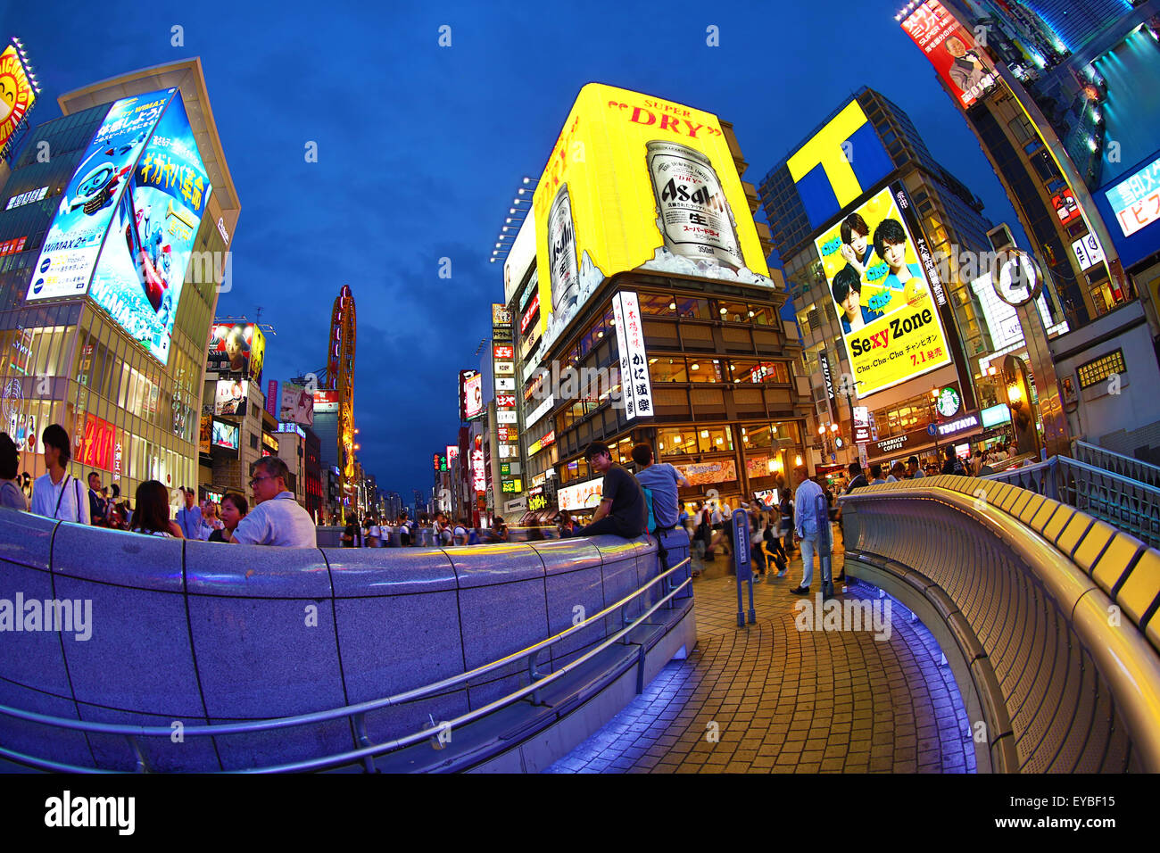 Scena notturna di luminarie e luci al neon su edifici e negozi e Kani Doraku ristorante di pesce granchio in segno di Namba di Osaka Foto Stock