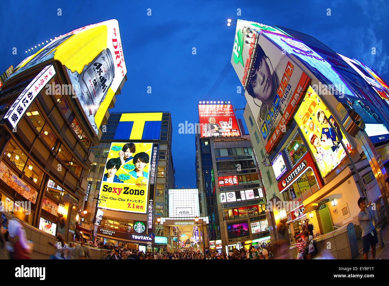 Scena notturna di luminarie e luci al neon su edifici e negozi e Kani Doraku ristorante di pesce granchio in segno di Namba di Osaka Foto Stock