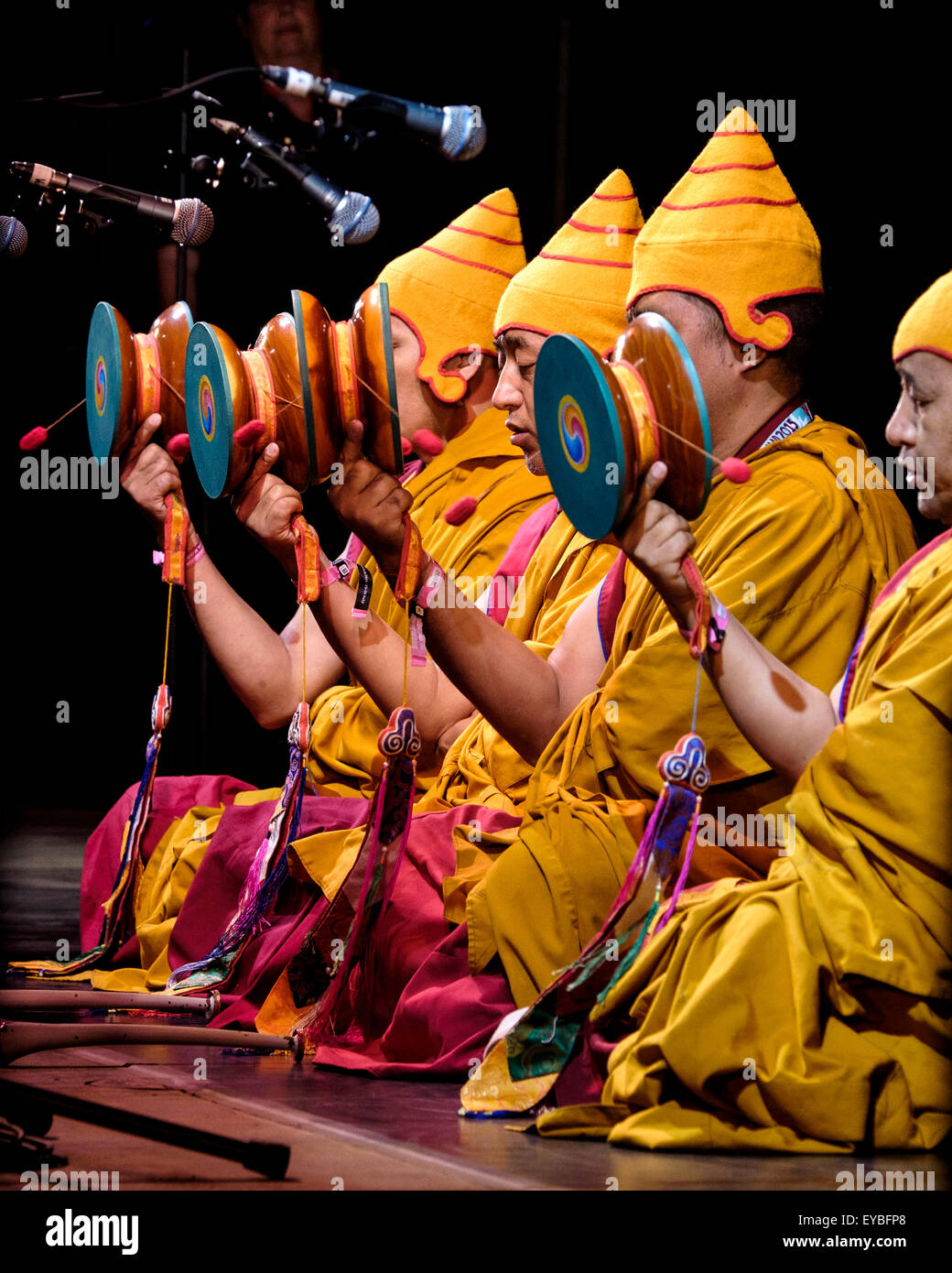 Tashi Lhunpo monaci sul palco a WOMAD (il mondo della musica, arte e danza) Festival a Charlton Park il 26/07/2015 a Charlton Park di Malmesbury. I monaci tibetani portare un approfondimento nel mondo del tibetano musica e danza sacra. Fondato dal primo Dalai Lama nel xv secolo, Tashi Lhunpo monastero era uno del Tibet il più illustre dei centri di apprendimento Buddista, con oltre 6 mila i monaci e gli studenti. È la sede del Panchen Lama, seconda solo in importanza a Sua Santità il Dalai Lama. In seguito HH il Dalai Lama e la sua fuga dal Tibet, Tashi Lhunpo monastero fu ristabilita in esilio i Foto Stock