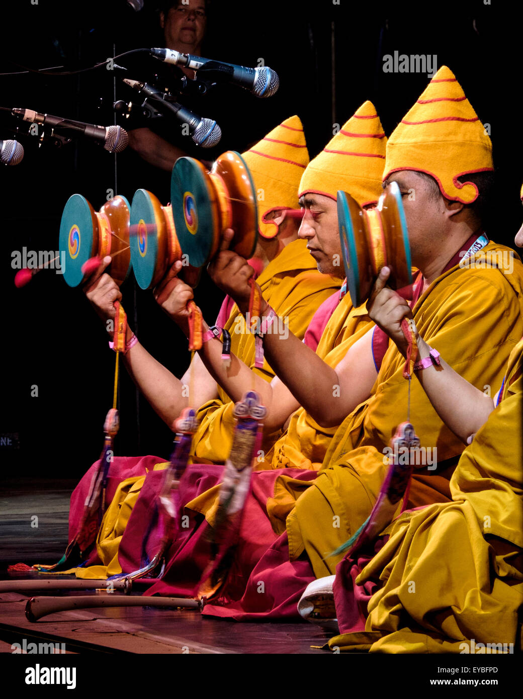 Tashi Lhunpo monaci sul palco a WOMAD (il mondo della musica, arte e danza) Festival a Charlton Park il 26/07/2015 a Charlton Park di Malmesbury. I monaci tibetani portare un approfondimento nel mondo del tibetano musica e danza sacra. Fondato dal primo Dalai Lama nel xv secolo, Tashi Lhunpo monastero era uno del Tibet il più illustre dei centri di apprendimento Buddista, con oltre 6 mila i monaci e gli studenti. È la sede del Panchen Lama, seconda solo in importanza a Sua Santità il Dalai Lama. In seguito HH il Dalai Lama e la sua fuga dal Tibet, Tashi Lhunpo monastero fu ristabilita in esilio i Foto Stock