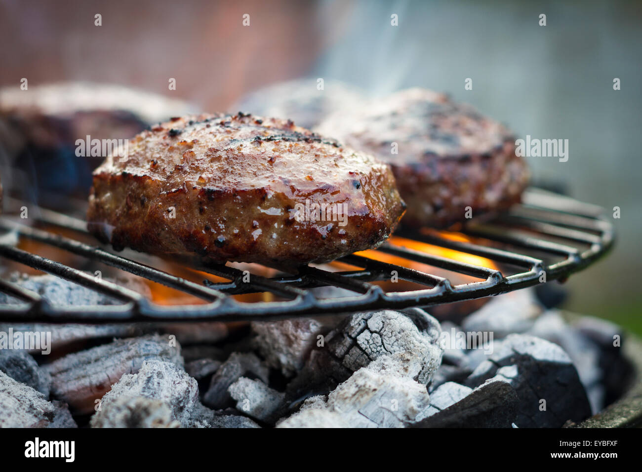 La cottura della carne su un barbecue grill barbecue Foto Stock