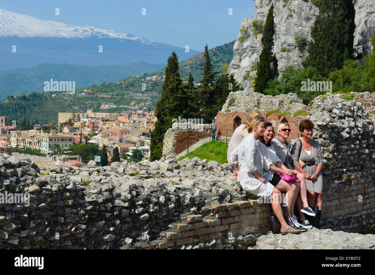 Il teatro greco o il Teatro Greco di Taormina con la Snow capped Etna in background Foto Stock