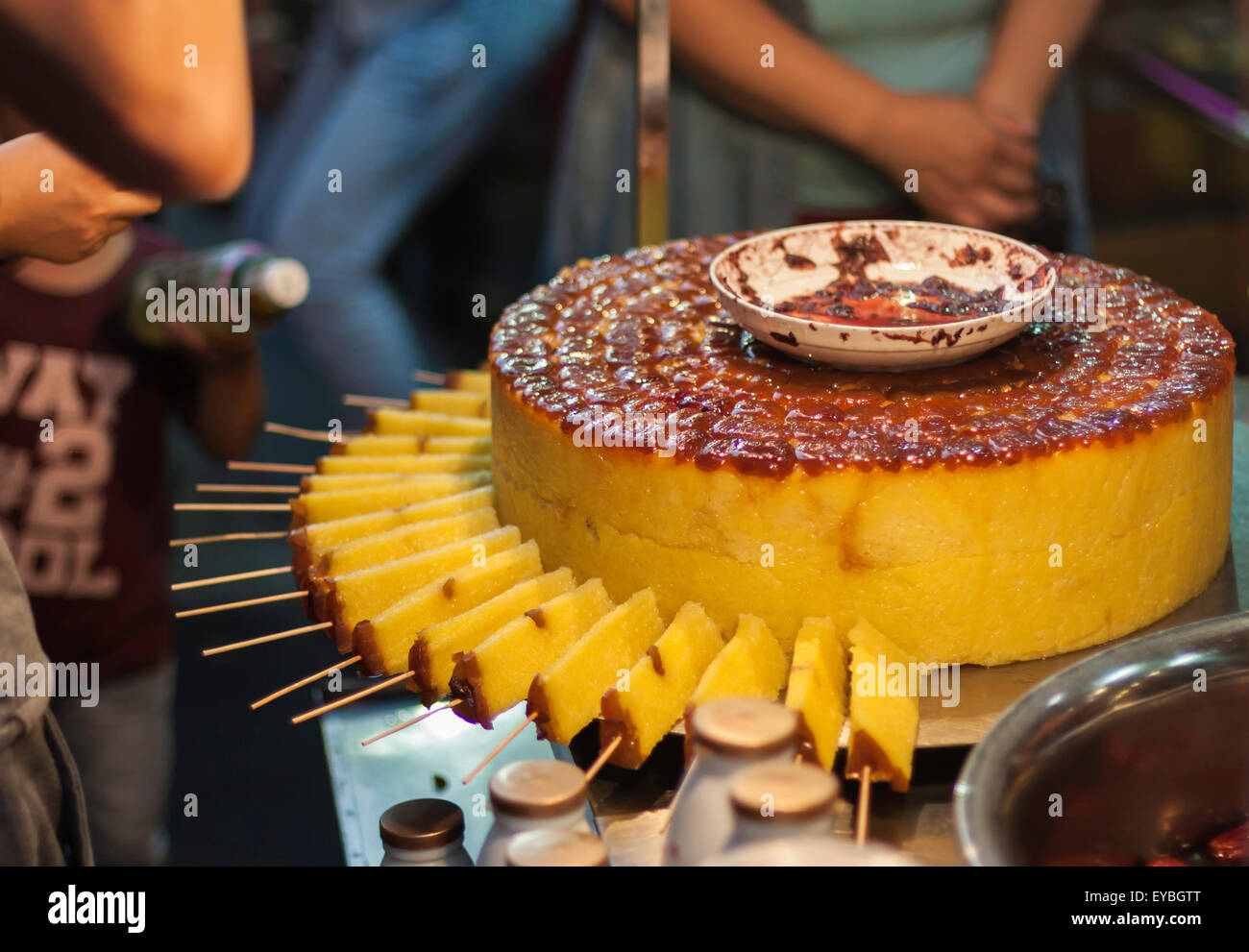Torta di riso. Una specialità di Xian, Cina. Venduti su bastoni. Foto Stock