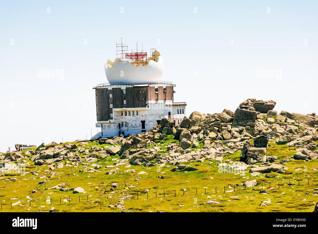 Costruzione del sistema radar Сherni Vrah sul Monte Vitosha vicino Sofia, Bulgaria Foto Stock