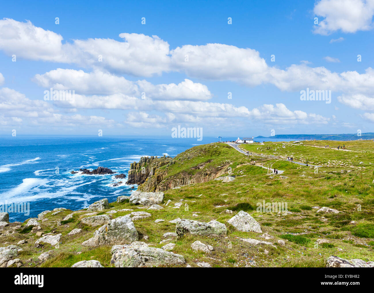 Vista verso la prima e ultima casa, Land's End, Cornwall, Regno Unito Foto Stock