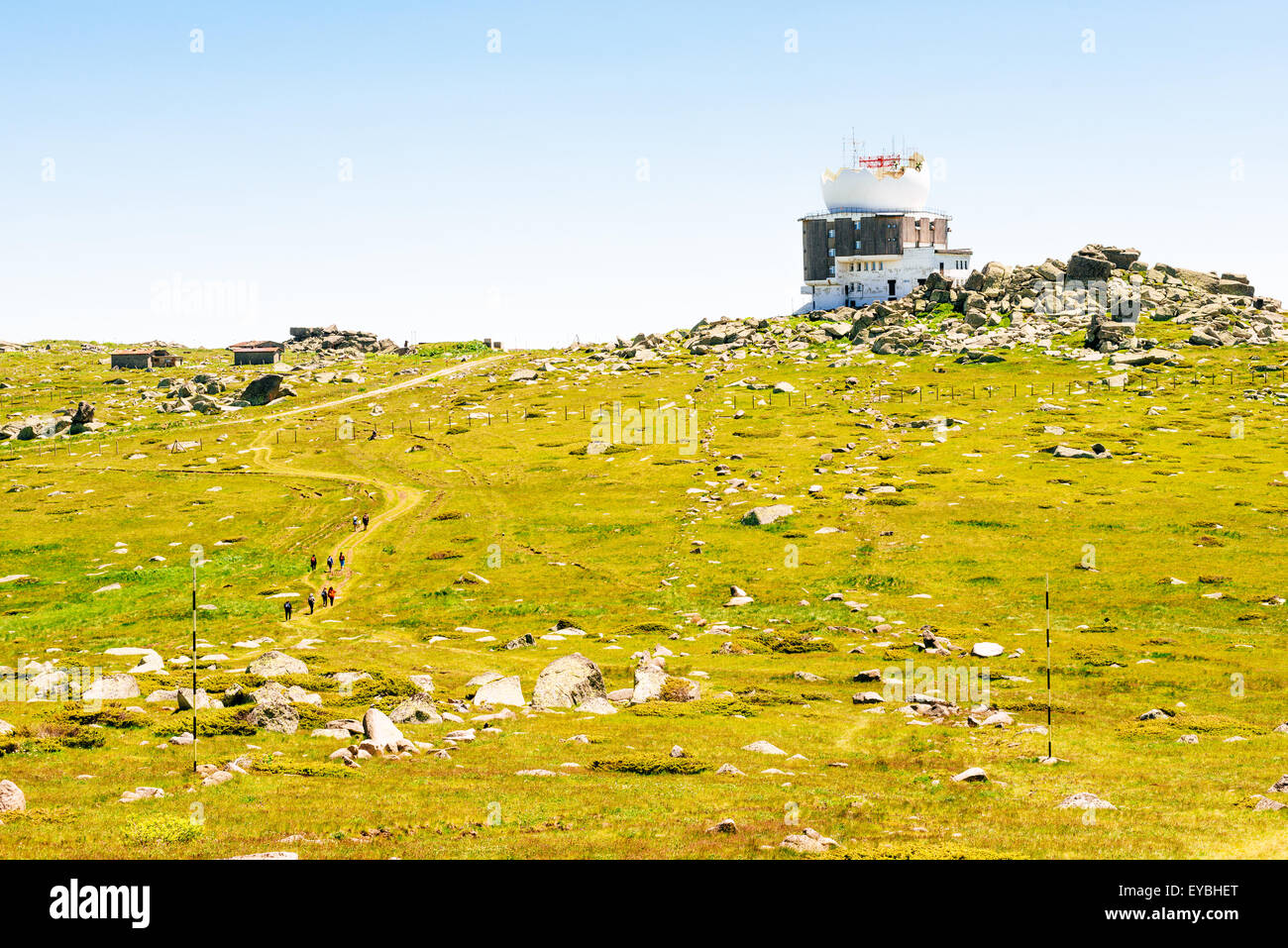 Percorsi turistici e sistema radar Сherni Vrah sul Monte Vitosha vicino Sofia, Bulgaria Foto Stock