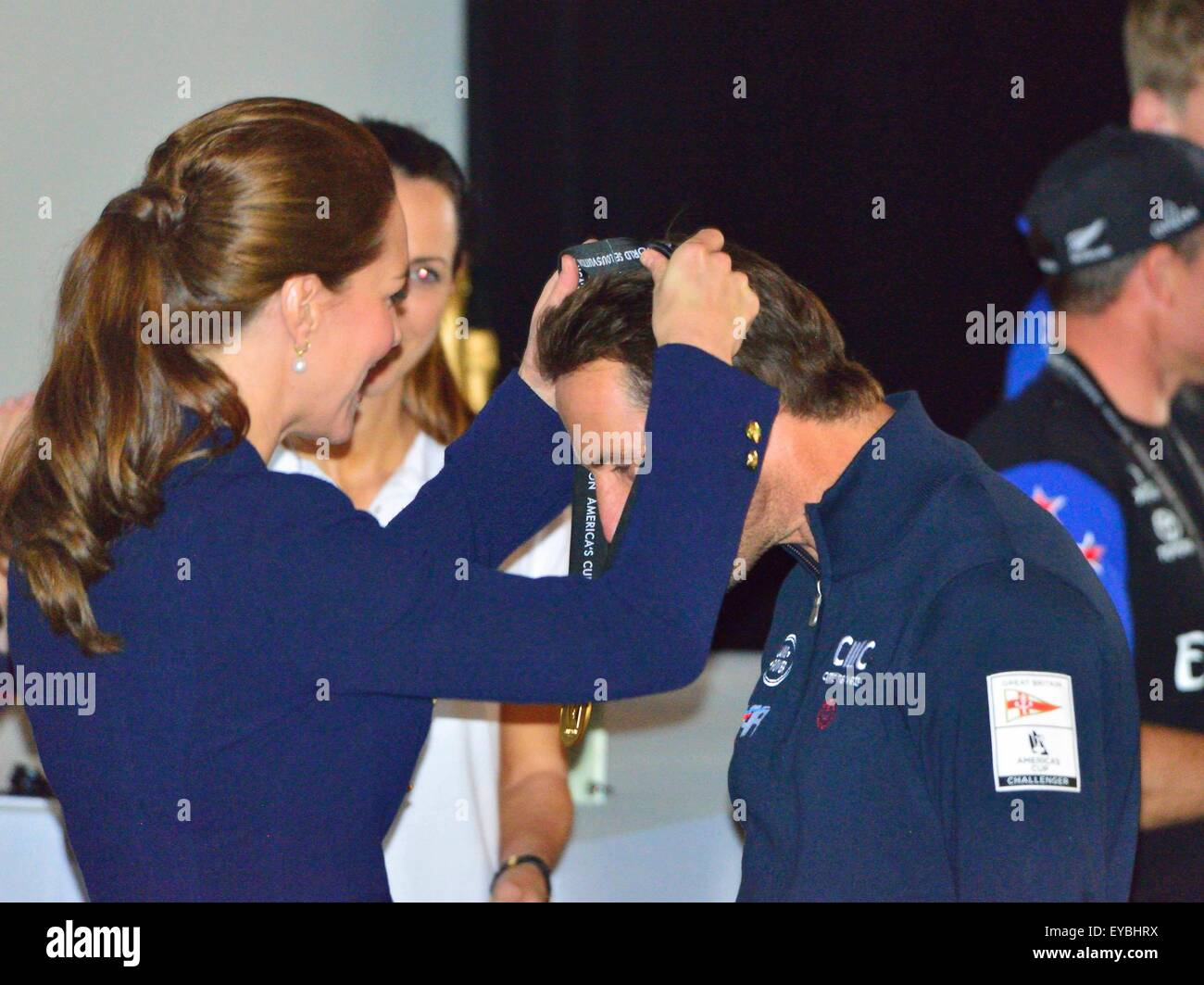 Portsmouth, Hampshire, Regno Unito. 26 Luglio, 2015. Il Duca e la Duchessa di Cambridge presente Sir Ben Ainslie, comandante della British " Land Rover BAR' team con il cup per vincere la Louis Vuitton America's Cup World Series Portsmouth durante la cerimonia ufficiale di premiazione. La tazza è stata progettata da 5 anno vecchio Leo Howard da una scuola locale a nome del 1851 fiducia e realizzato dall'artista Michelle Littlewood Credito: Wendy Johnson/Alamy Live News (fotografo media accreditati per questo evento) Foto Stock