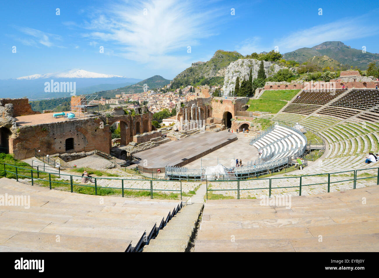 Il teatro greco o il Teatro Greco di Taormina con la Snow capped Etna in background Foto Stock