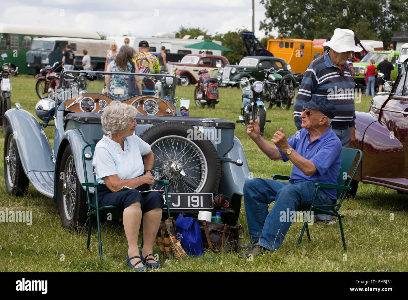 Giovane seduto dietro di loro 1938 SS Jaguar 100 Roadster Foto Stock