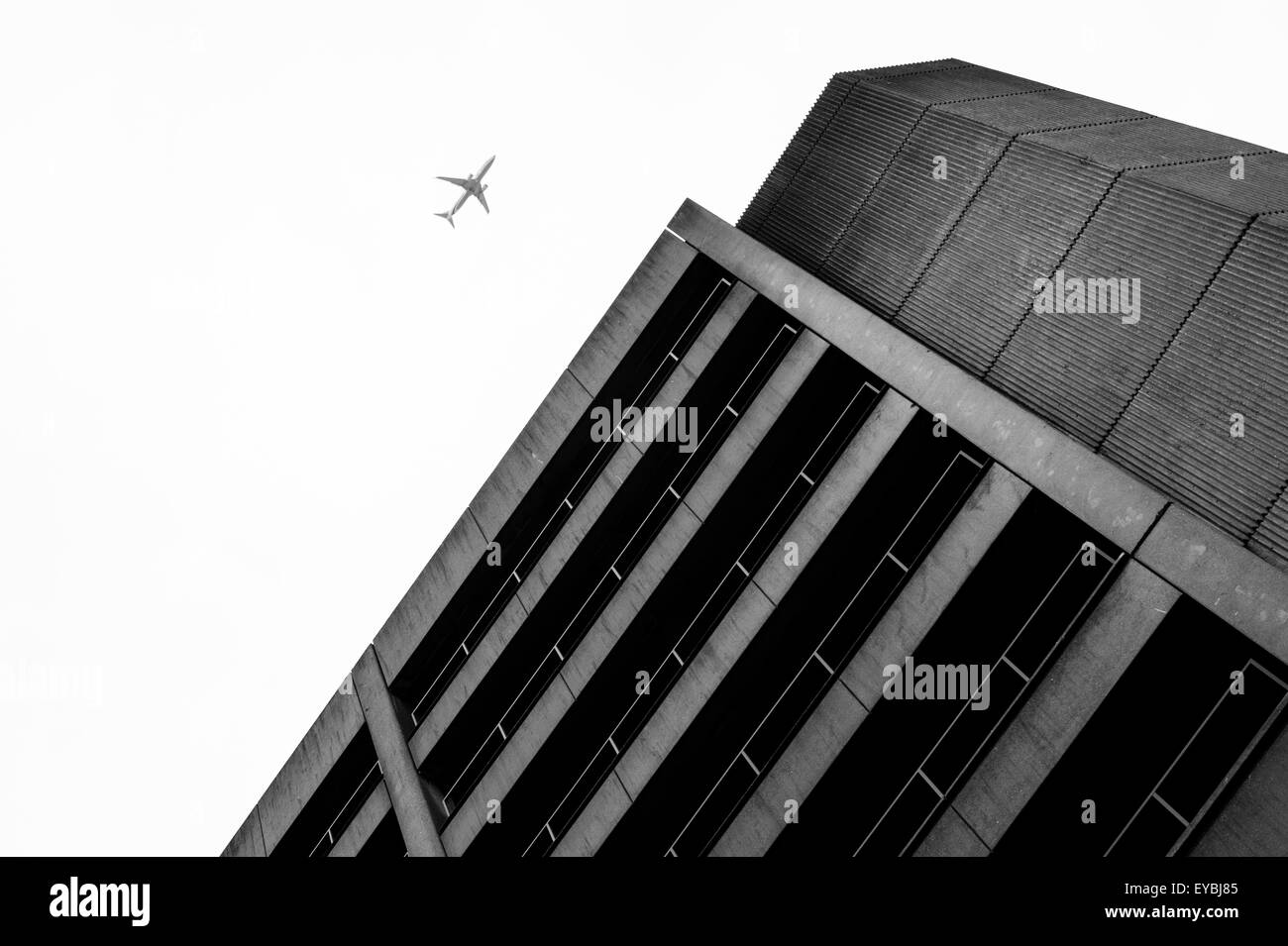 Il centro cittadino di Seattle con jet flying overhead e garage Foto Stock