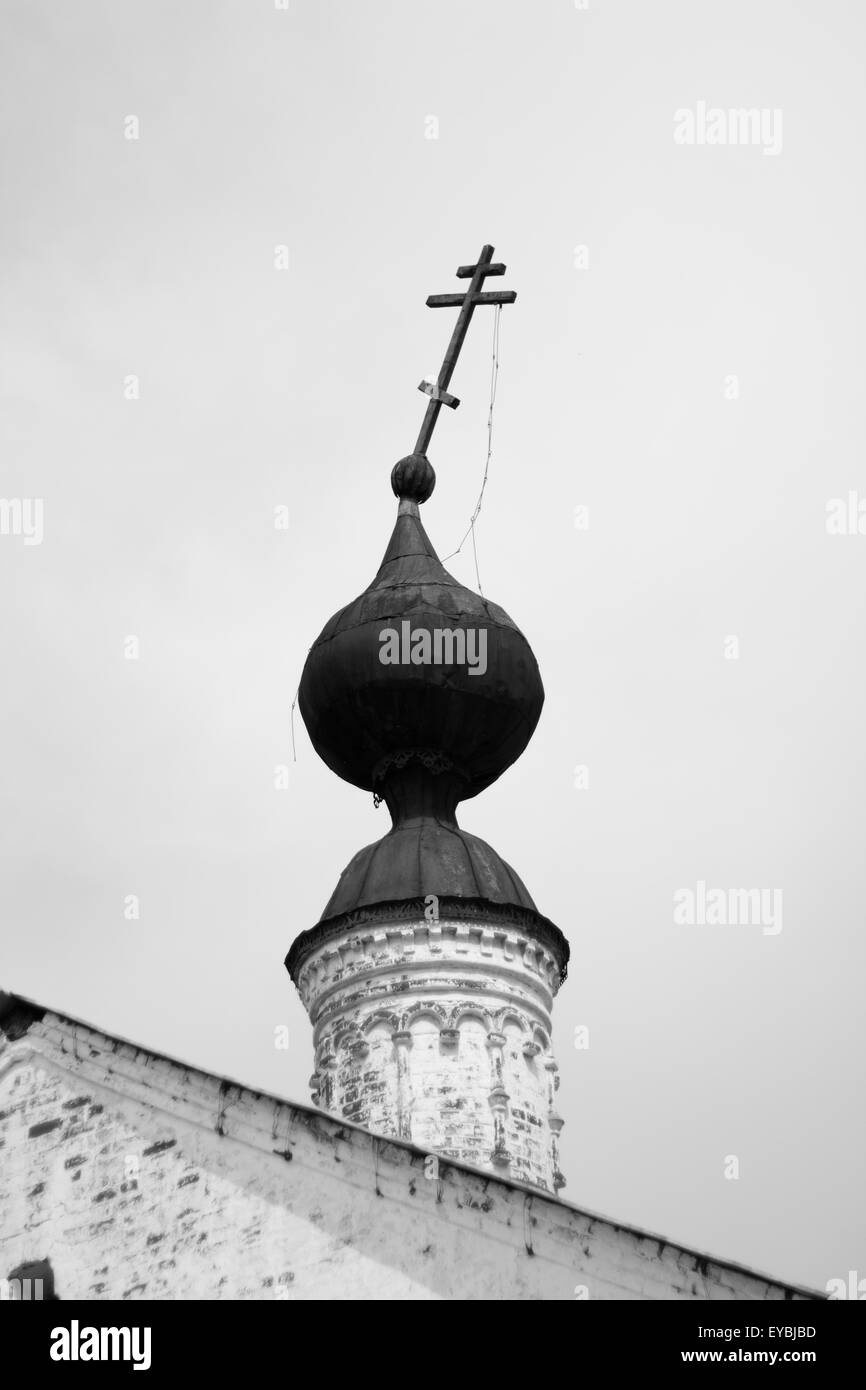 La caduta di croce distrutta la vecchia chiesa ortodossa Foto Stock