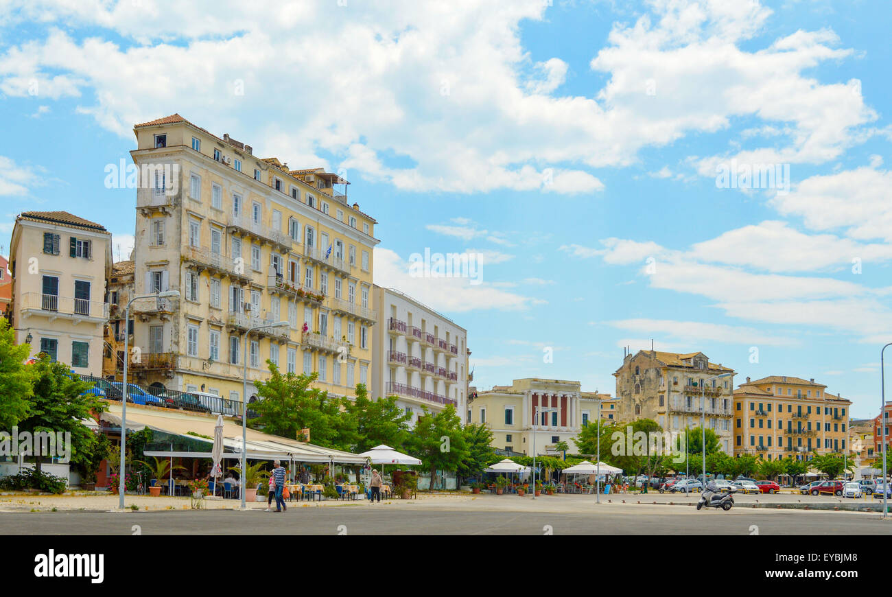 Edifici vecchi e cielo blu in Corfu centro città in Grecia Foto Stock