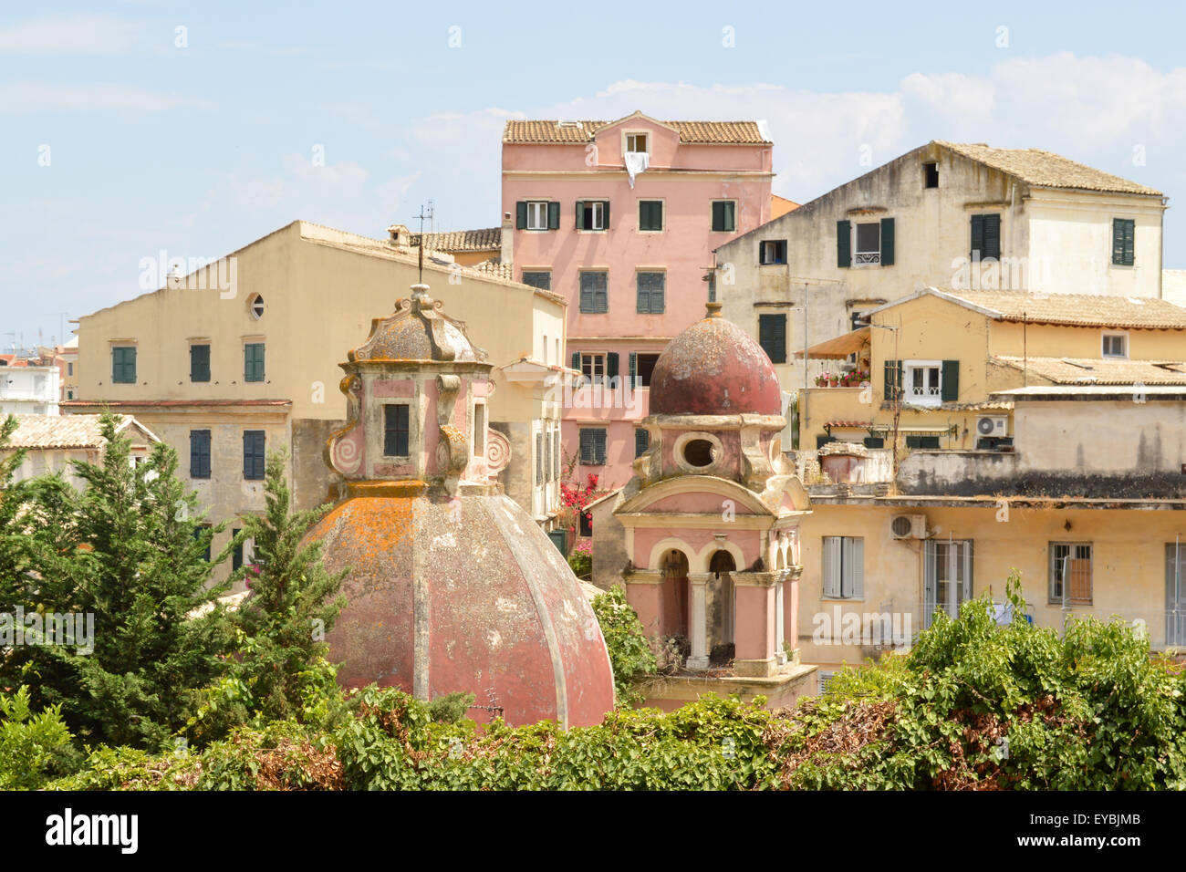 Vista alla vecchia chiesa e case in Grecia Foto Stock