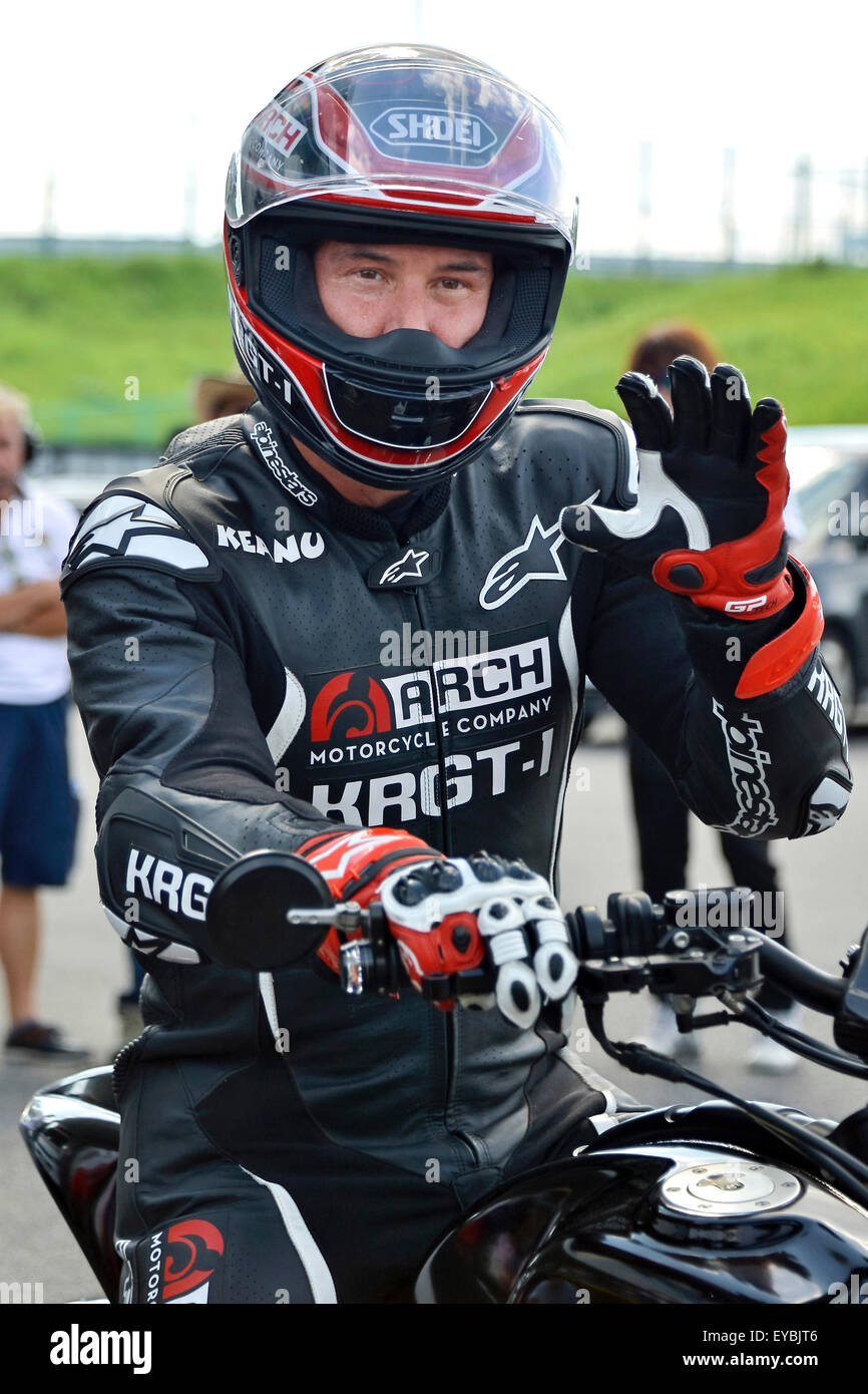 Attore Keanu Reeves test-corse il suo arco motociclo 'KRGT-1' durante il tracciato di Suzuka 8 Ore del FIM Endurance World Championship sul circuito di Suzuka in Prefettura di Mie, Giappone il 25 luglio 2015. Foto Stock